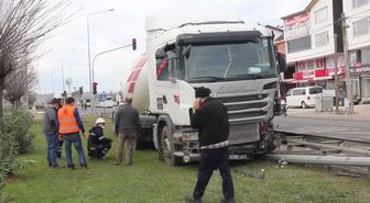 Çimento yüklü tanker refüje çarptı: 1 yaralı