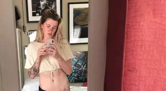 Dur durak bilmiyor! Ireland Baldwin kasığındaki dövmeyi göstermek için pijamasını aşağı indirdi