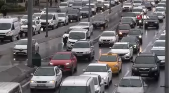 İstanbul'da öğle saatlerinde şaşırtan trafik yoğunluğu
