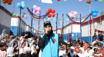 Savaş mağduru çocuklar için bestelediği şarkının tanıtımını İdlib'te yaptı