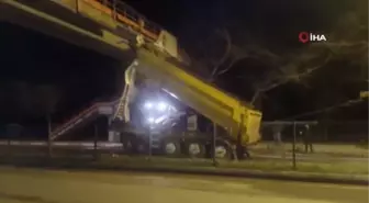 Seyir halindeki tırın açılan dorsesi üst geçide takıldı