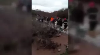 Çaya giren minibüste mahsur kalan işçileri itfaiye kurtardı