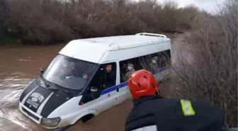 Çayda çamura saplanan minibüsteki 10 kişiyi itfaiye kurtardı