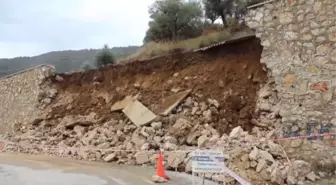 Ödemiş'te mezarlığın istinat duvarı yağışlar nedeniyle çöktü