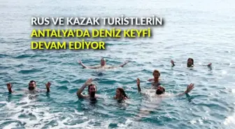 Rus ve Kazak turistlerin Antalya'da deniz keyfi devam ediyor