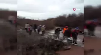 Son dakika haberi! Selde mahsur kalan minibüs içerisindeki 9 kişi merdivenle kurtarıldı