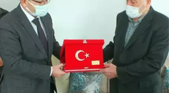 Vali Polat, şemsiyesi ile Türk bayrağını düzelten yaşlı vatandaşa bayrak hediye etti