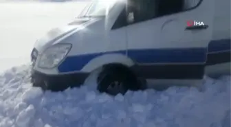 Hasta çocuklar için ilaç taşıyan ambulans kara saplandı