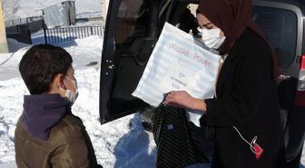 Son dakika haber... Karlı yolları aşıp, öğrencilere hediyeler götürdü