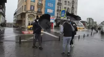 Taksim'de yağmur ve rüzgar zor anlar yaşattı