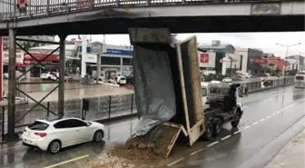 Yalova'da açık unutulan kamyonun damperi, üst geçide çarptı