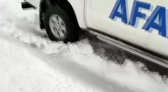 Kardan kapanan yolda mahsur kalan iki kişi AFAD ekiplerince kurtarıldı