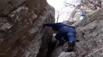 Önce halatlarla tırmandılar, sonra sürünerek mağaraya girebildiler