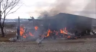 Araçları çamura saplanınca koşarak ulaştıkları bağ evindeki yangını tüplerle söndürdü