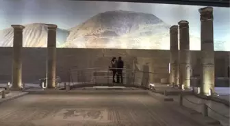 GAZİANTEP - Zeugma Mozaik Müzesi'ndeki eserler, 'cerrah' hassasiyetiyle temizlenerek geleceğe aktarılıyor