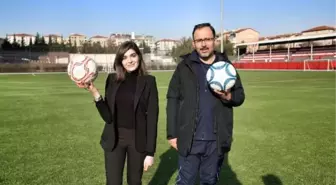 Futbol topuna kadın eli değdi