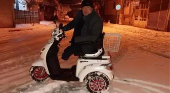 Kar sevincini, akülü aracıyla tur atarak yaşadı