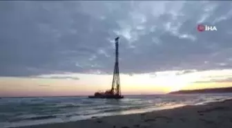 Silivri'de römorkörden kopan duba karaya oturdu