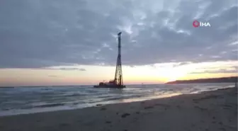 Silivri'de römorkörden kopan duba karaya oturdu