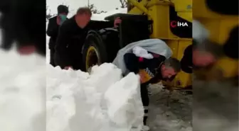 Üzerine sıcak su dökülen çocuğu karla kaplı yolda sırtında taşıdı