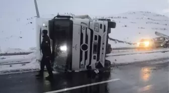 Ağrı'da devrilen tırın sürücüsü yaralandı