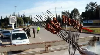 Kamyonetinin arkasında mangal yakan kebapçıdan kısıtlamada görevli polislere ciğer kebabı ikramı