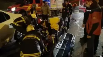 Sebze yüklü kamyona arkadan çarpan otomobil paramparça oldu