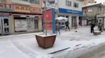 Sokakların sessizliğe büründüğü Bayburt'ta belediye ekiplerinden karla mücadele çalışması