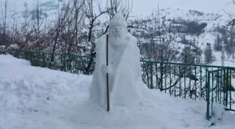 Çelikhanlı çiftçi, kardan Akşemsettin'in heykeli yaptı