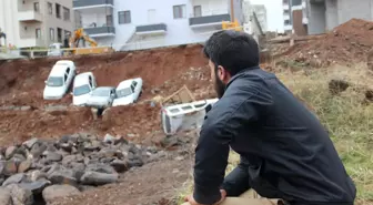 İstinat duvarı yıkıldı araçlar uçuruma yuvarlandı