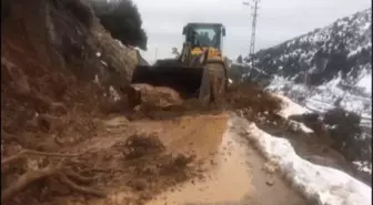 KAHRAMANMARAŞ - Dağdan kopan kaya parçalarının kapattığı yol temizlendi