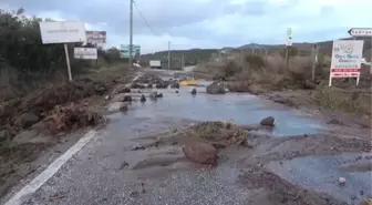 ÇANAKKALE - Sağanak dolayısıyla sürüklenen kayalar bazı yolların kapanmasına neden oldu