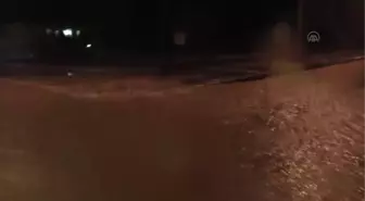 ÇANAKKALE - Sağanak nedeniyle bazı ev ve iş yerlerini su bastı