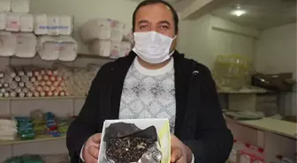 Kilo kilo çay alan adam, paketin içinden çıkan hayvan gübresiyle neye uğradığını şaşırdı