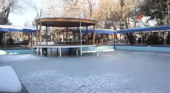 Doğu Anadolu buz kesti, pazarcılar soğuktan korunmak için soba kurdu