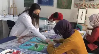 Halk eğitim kurslarında kursiyerler hem sanat öğreniyor hem stres atıyor