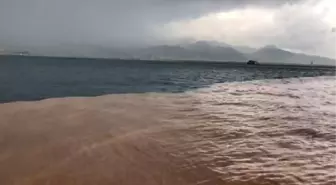 İzmir'i sağnak vurdu; Dereler taştı, su baskınları yaşandı, vatandaşlar yollarda kaldı (4)