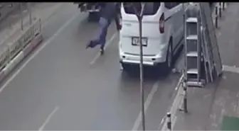 Kamyonetin açık kalan kapısının yayaya çarptığı an kamerada