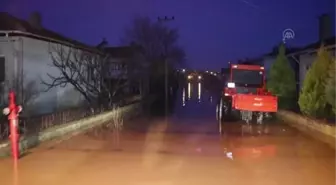 KIRKLARELİ - Belediye ekipleri ve vatandaşlar mahsur kalan hayvanları kurtarmak için seferber oldu (2)