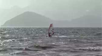 Marmaris'te adrenalin tutkunları sörf keyfi yaşadı