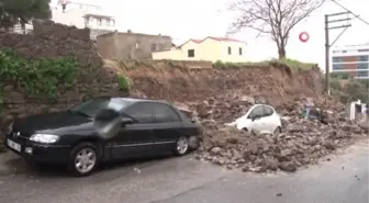 Sağanak nedeniyle istinat duvarı çöktü, 4 araç altında kaldı