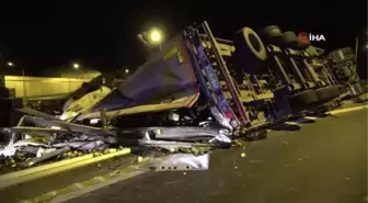 Tır devrildi meyveler saçıldı, yardıma hamallar koştu