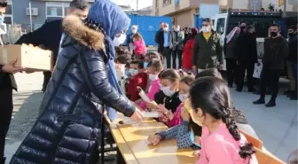 Şırnak'ta köy çocuklarına hediyeler verip, çiğ köfte ve baklava ikram ettiler