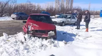 Sivas'ta otomobiller çarpıştı: 3 yaralı