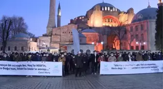 TÜGVA Boğaziçi Üniversitesi önünde Kabe fotoğrafının yere serilmesine tepki gösterdi