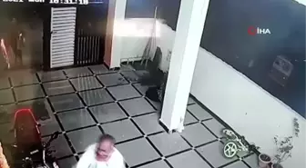 Hindistan'da baltalı saldırgan sokak ortasında kadına saldırdı