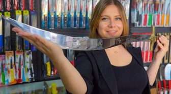 Osmanlı dizileri nedeniyle talep patlaması yaşayan süs kılıçlarına ilgi büyük, fiyatları 600 liradan başlıyor