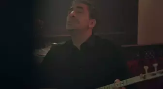 Kırmızı Oda Erkan Petekkaya'nın söylediği türkü nedir? Hüseyin Turan - Yollar Seni Gide Gide Usandım Sözleri! Delikanlı Sadi türküsü!