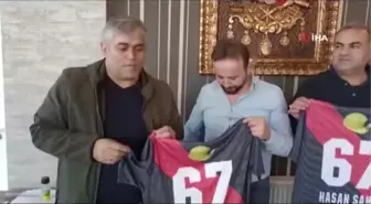 Maden şehidi formaları iş adamlarına dağıtılıyor