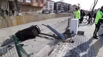 Çubuk Çayı'na otomobil devrildi : 3 yaralı